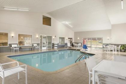 Country Inn & Suites by Radisson Platteville WI - image 9