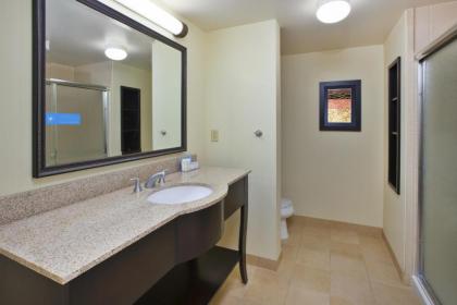 Hampton Inn & Suites Plattsburgh - image 7