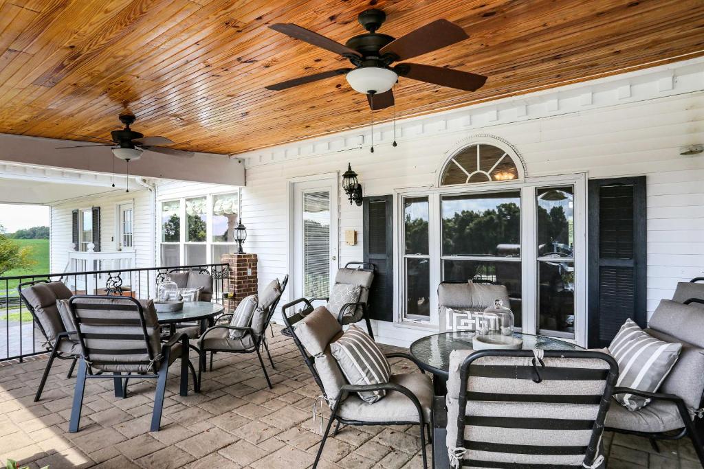 Historic Cedar Hill Mansion with Pool and Patio on Farm - image 5