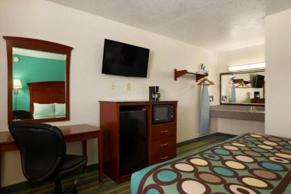 Super 8 by Wyndham Pleasanton - image 12