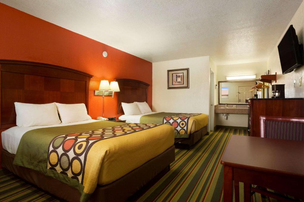 Super 8 by Wyndham Pleasanton - image 3