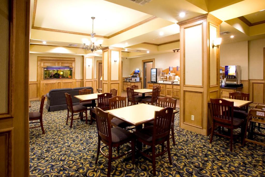 Holiday Inn Express Hotel & Suites Jourdanton Pleasanton - image 4