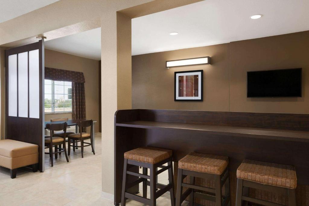 Microtel Inn & Suites Pleasanton - image 2