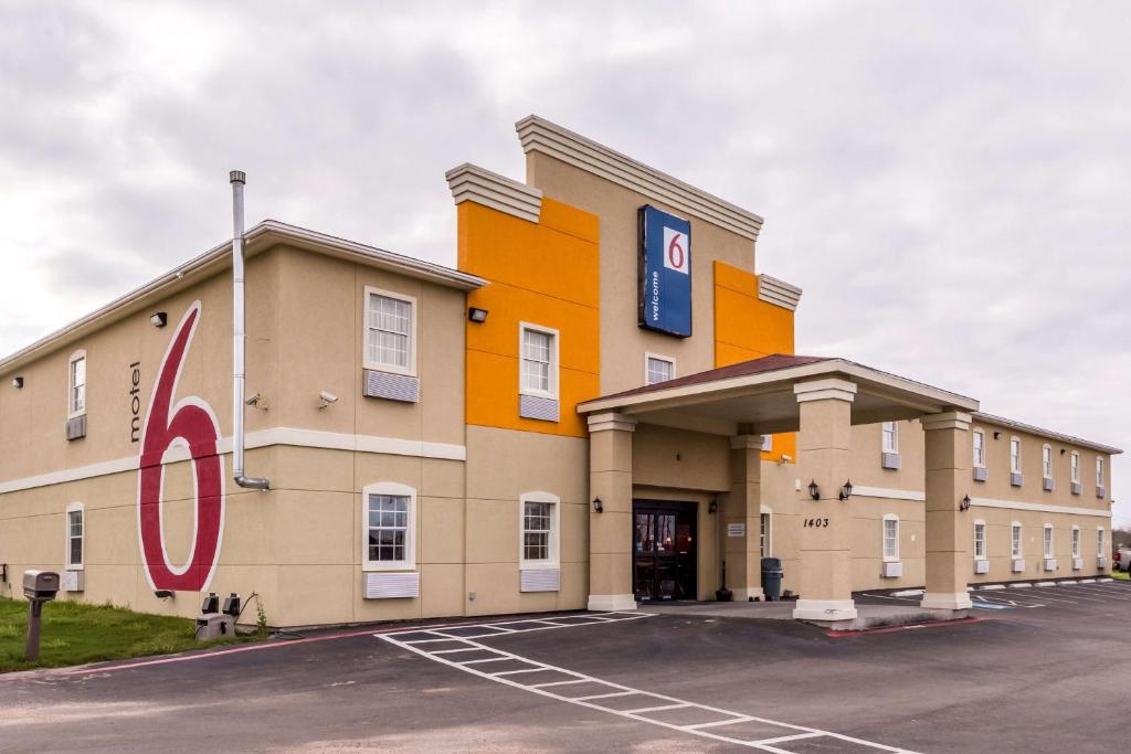 Motel 6-Jourdanton TX - main image