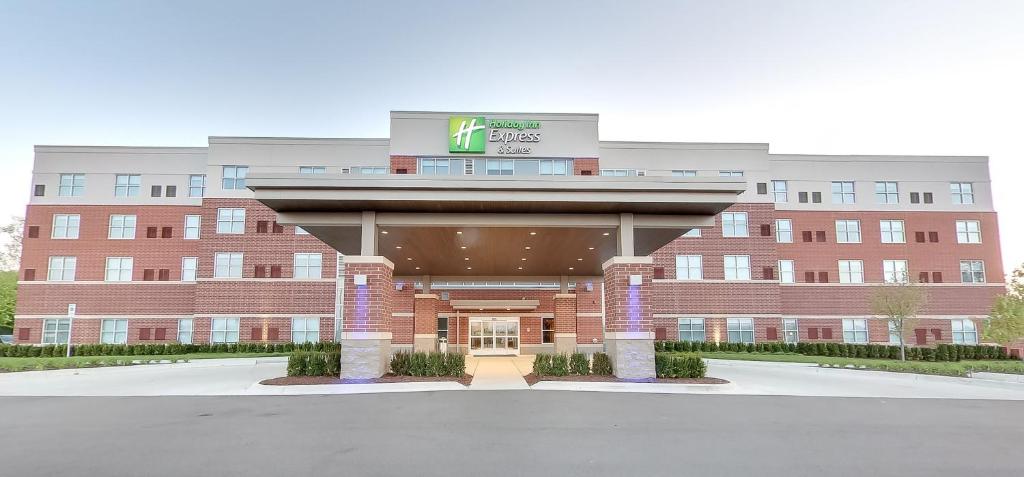 Holiday Inn Express & Suites Plymouth - Ann Arbor Area an IHG Hotel - main image