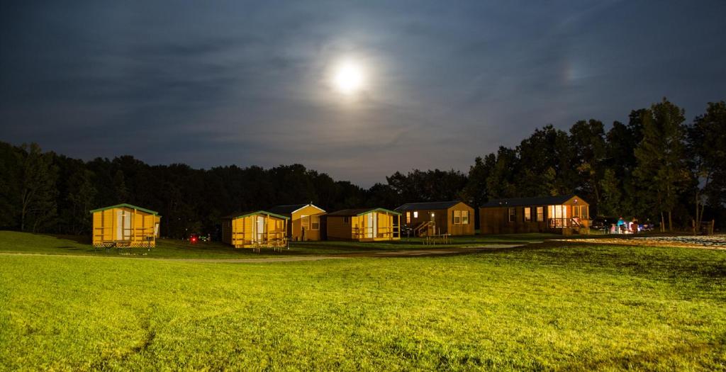 Plymouth Rock Camping Resort One-Bedroom Cabin 6 - image 5