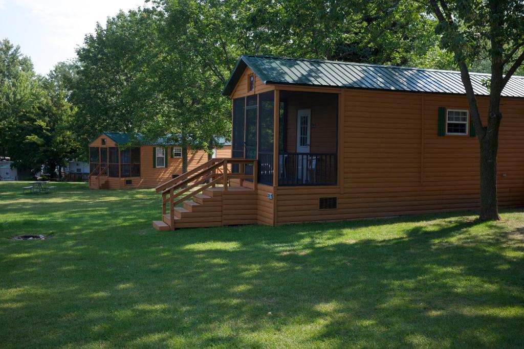 Plymouth Rock Camping Resort Deluxe Cabin 15 - image 2