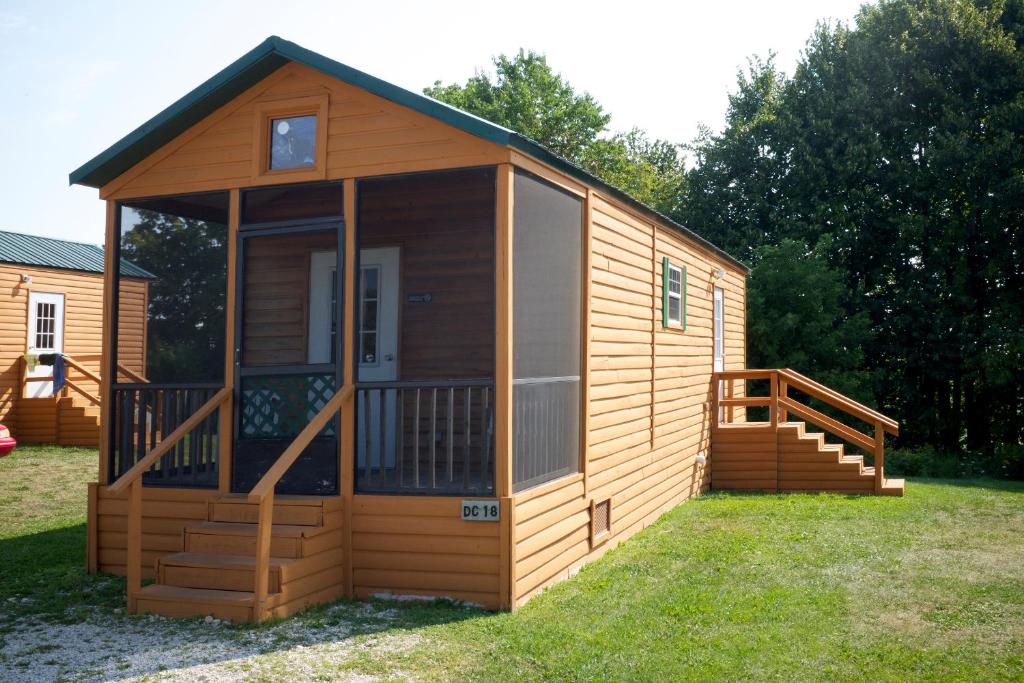 Plymouth Rock Camping Resort Deluxe Cabin 15 - image 3