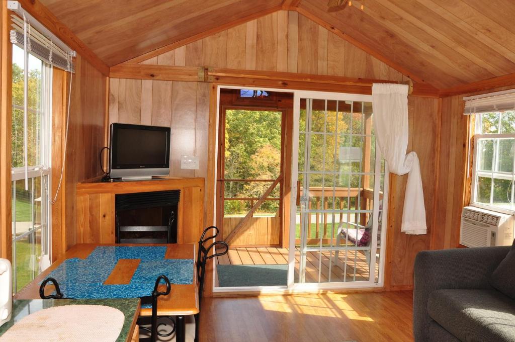 Plymouth Rock Camping Resort Deluxe Cabin 16 - image 6