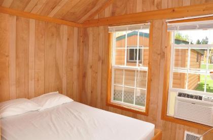 Plymouth Rock Camping Resort Deluxe Cabin 16 - image 7