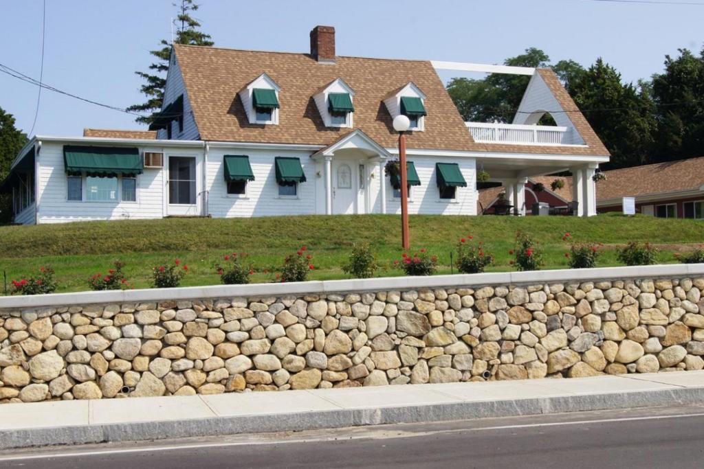 Blue Spruce Motel & Townhouses - image 3