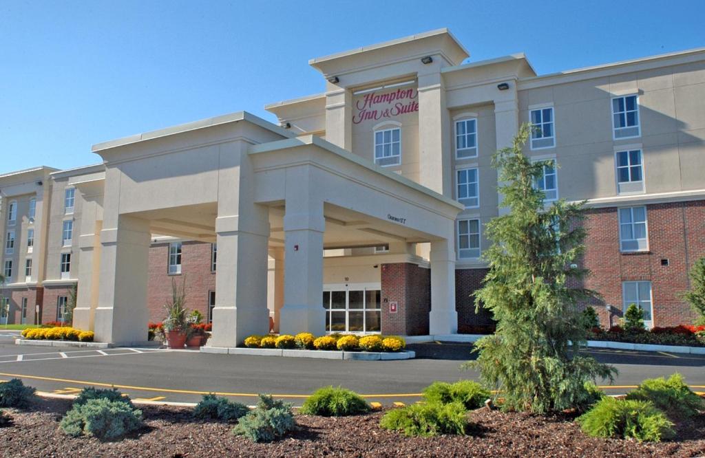 Hampton Inn & Suites by Hilton Plymouth - main image