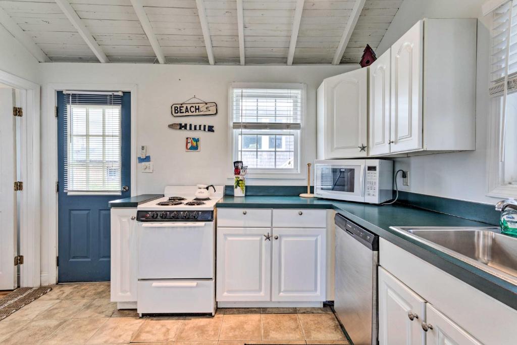 Plymouth Cottage with Deck Grill and Ocean Views - image 4