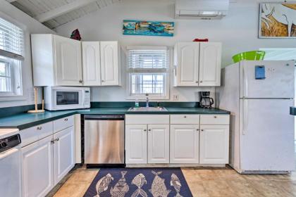 Plymouth Cottage with Deck Grill and Ocean Views - image 9