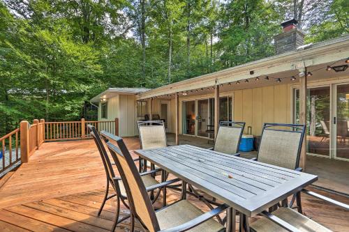 Lakefront Poconos House with Deck and Beach Access! - main image