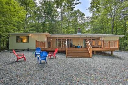 Lakefront Poconos House with Deck and Beach Access! - image 5