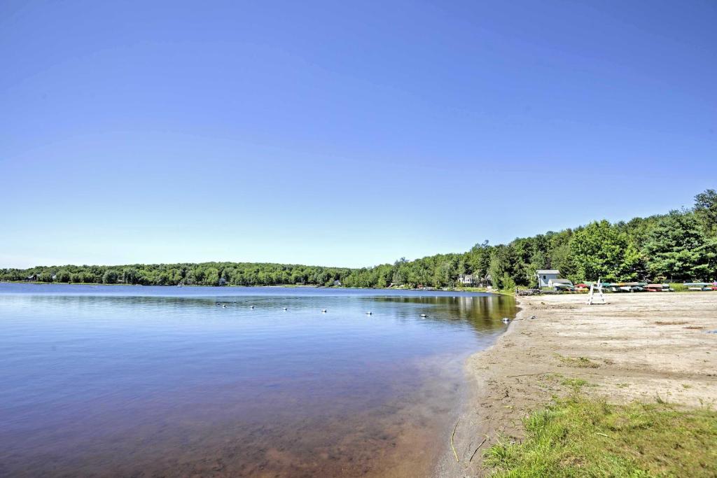 Cozy Getaway with Arrowhead Lake Community Amenities! - image 2