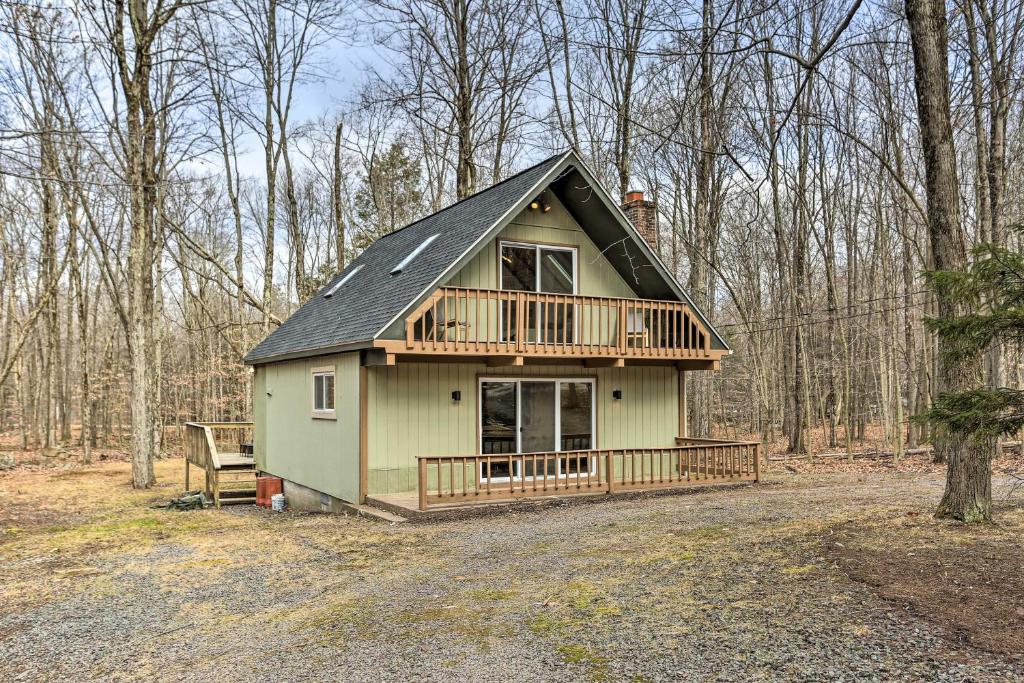 Chic Pocono Lake Cabin with Resort Amenities! - main image