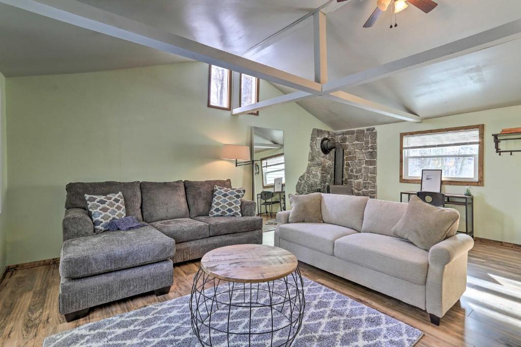 Stylish Mountain Retreat with Fire Pit and Amenities! - image 7