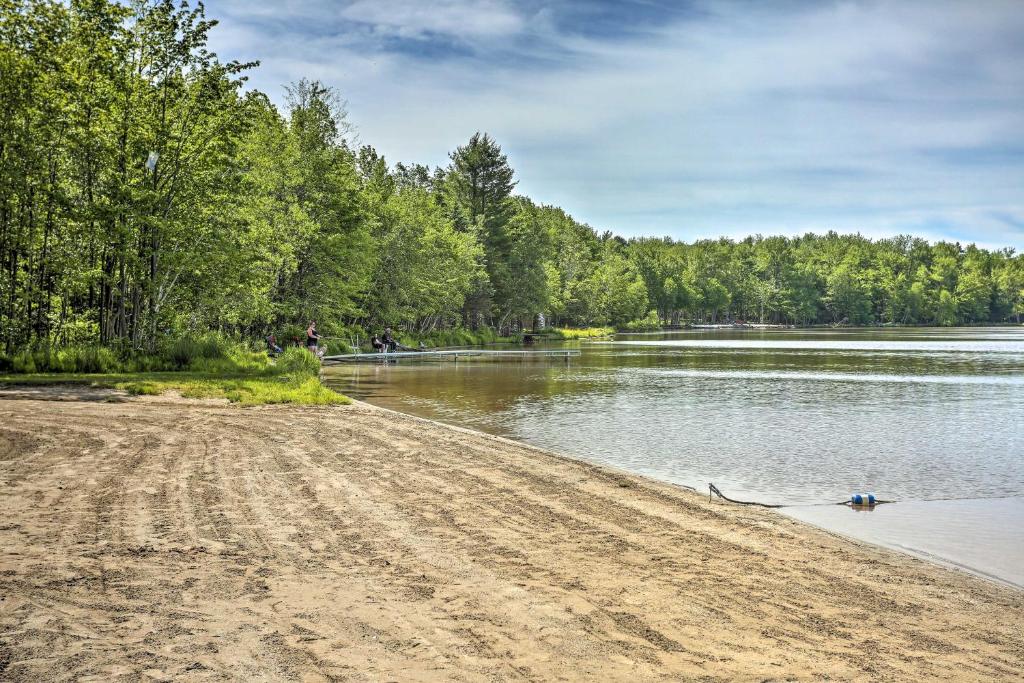 Quaint Lake Cottage with Pool and Beach Access! - image 7