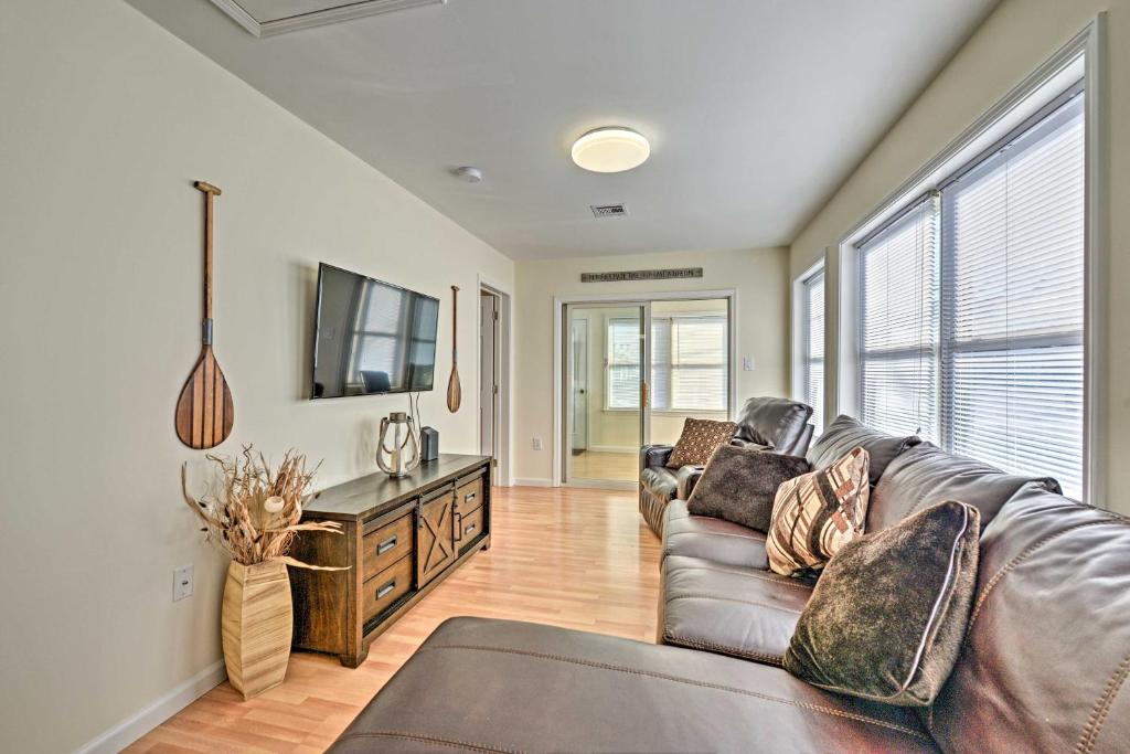 Charming Beach Cottage - Walk to Boardwalk! - image 3