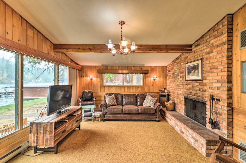 Flathead Lake Waterfront Cabin with Dock Kayaks - image 5