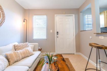 Cozy Pompano Beach Getaway Ideal for a Couple! - image 11