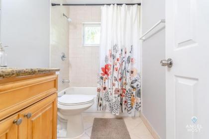 Cozy Pompano Beach Getaway Ideal for a Couple! - image 15
