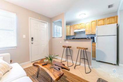 Cozy Pompano Beach Getaway Ideal for a Couple! - image 2