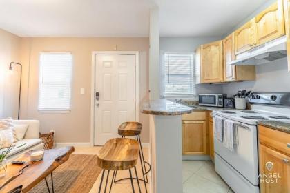 Cozy Pompano Beach Getaway Ideal for a Couple! - image 6