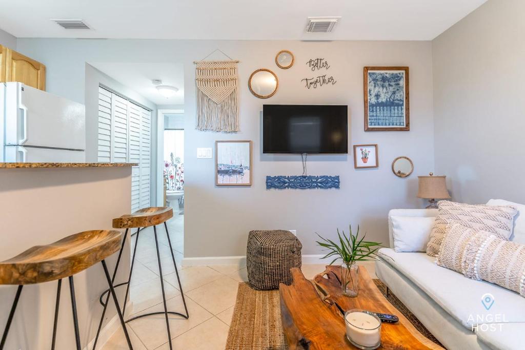 Cozy Pompano Beach Getaway Ideal for a Couple! - image 7