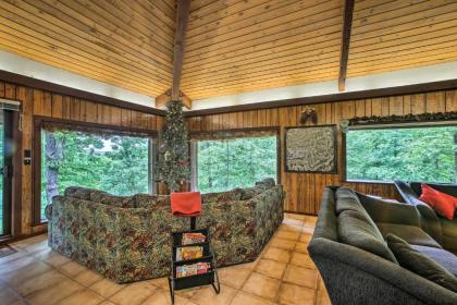 Pine Lodge Cabin on 450 Acres in Ozark Mountains - image 2