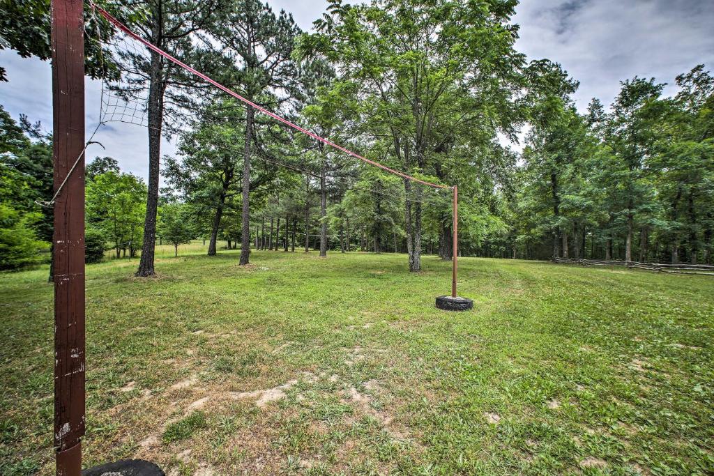 Pine Lodge Cabin on 450 Acres in Ozark Mountains - image 3