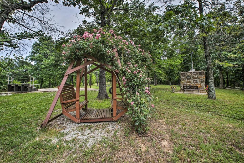 Pine Lodge Cabin on 450 Acres in Ozark Mountains - image 5