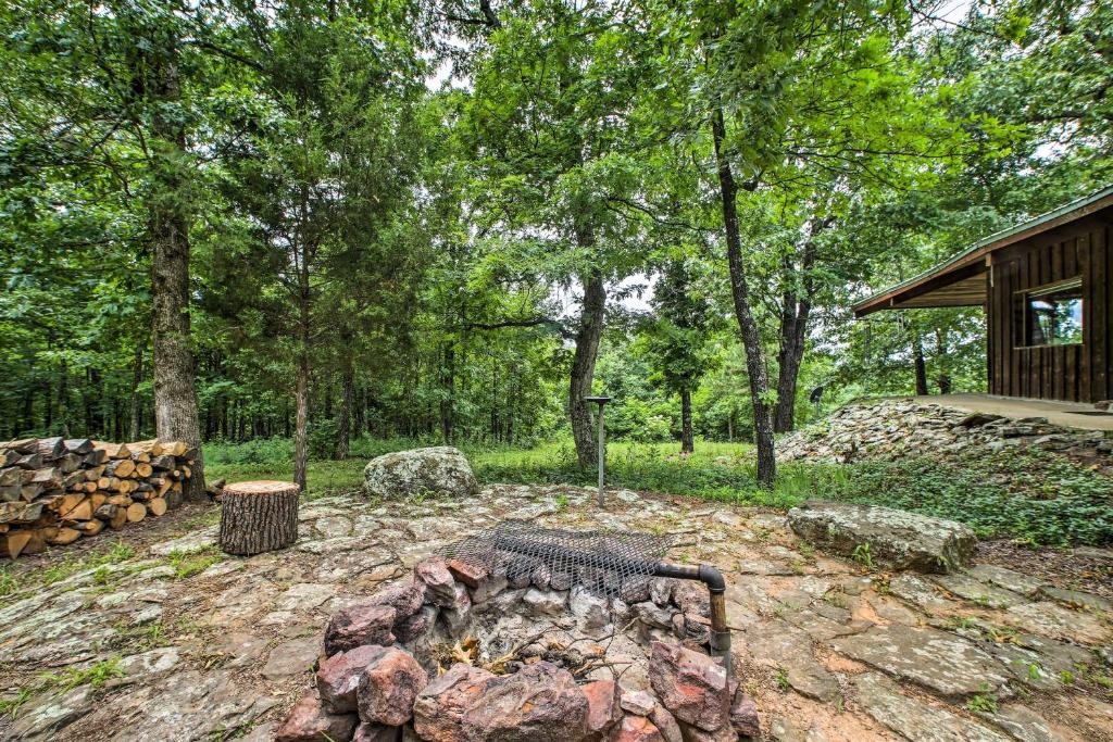 Pine Lodge Cabin on 450 Acres in Ozark Mountains - image 6