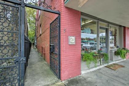 Quarters Above Courtyard-Near Strawberry Festival! - image 8