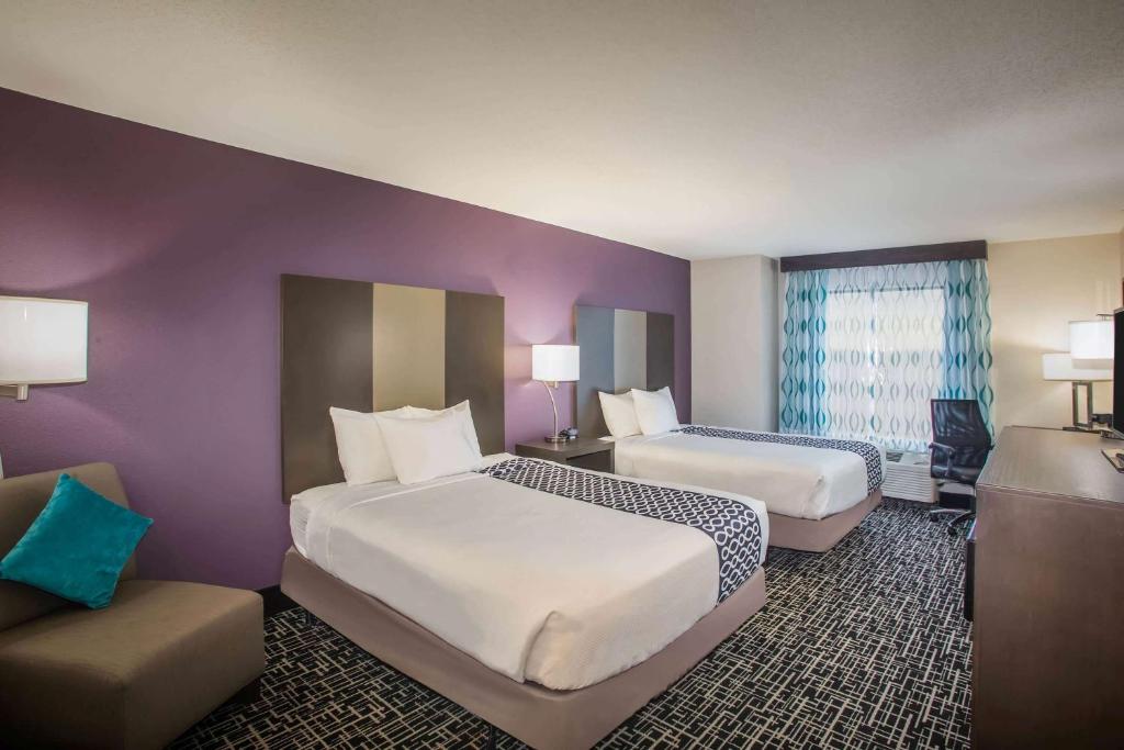 La Quinta Inn & Suits by Wyndham Pontoon Beach IL - image 2