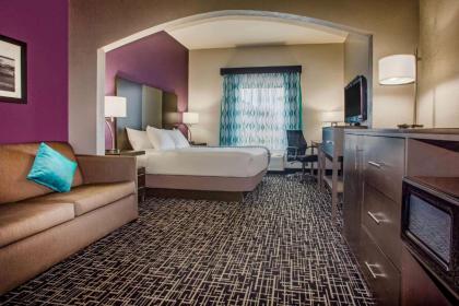 La Quinta Inn & Suits by Wyndham Pontoon Beach IL - image 4