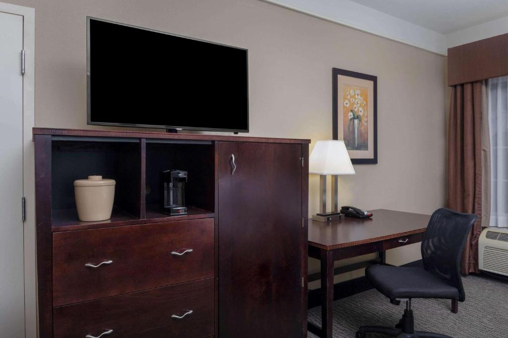 La Quinta by Wyndham Savannah Airport - Pooler - image 4