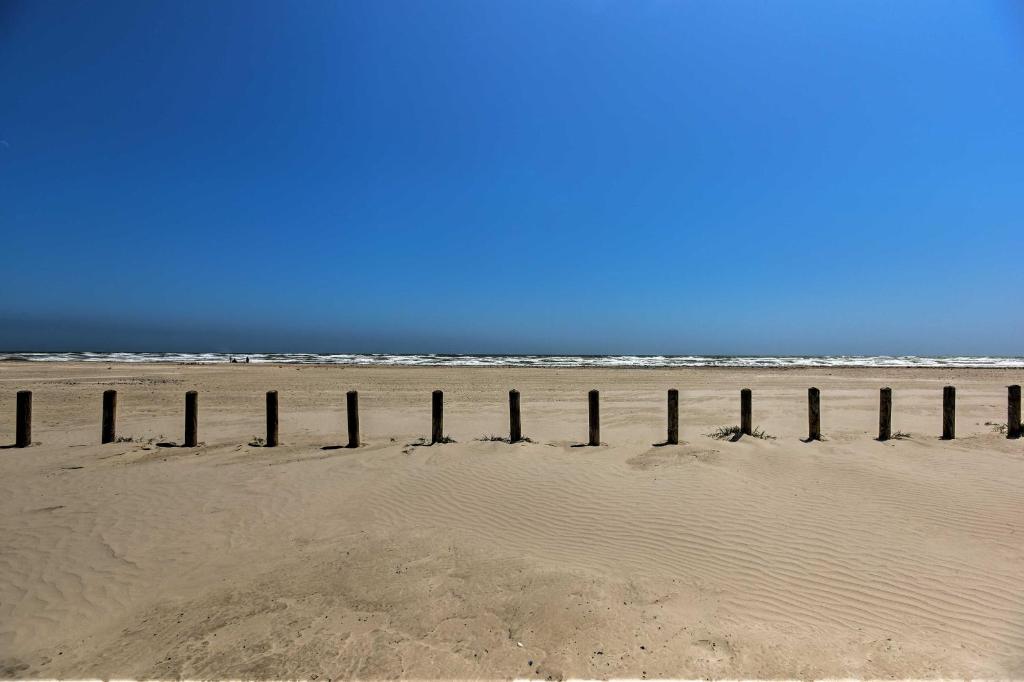 Port Aransas Condo with On-site Pool - Walk to Beach! - image 5