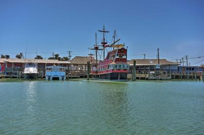 Large Golf-View Port Aransas Condo - Walk to Beach - image 5