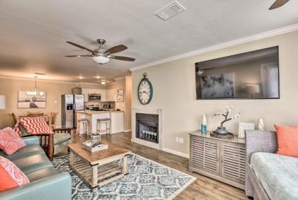 Port Aransas Condo w/ Pool Access – Walk to Beach!