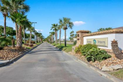 Beachfront Port Aransas Condo with Pool Access! - image 4