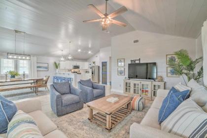 Beach House with Outdoor Shower and Rooftop Deck!