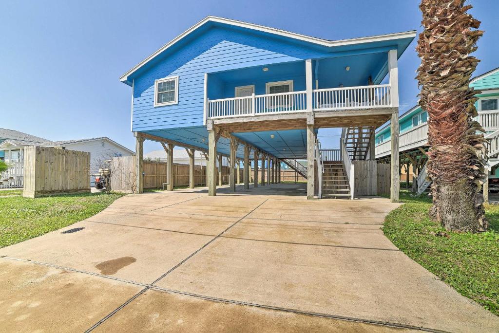 Beach House with Outdoor Shower and Rooftop Deck! - image 3