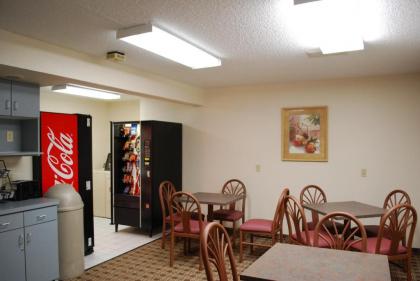 Clinton Inn & Suites - image 12