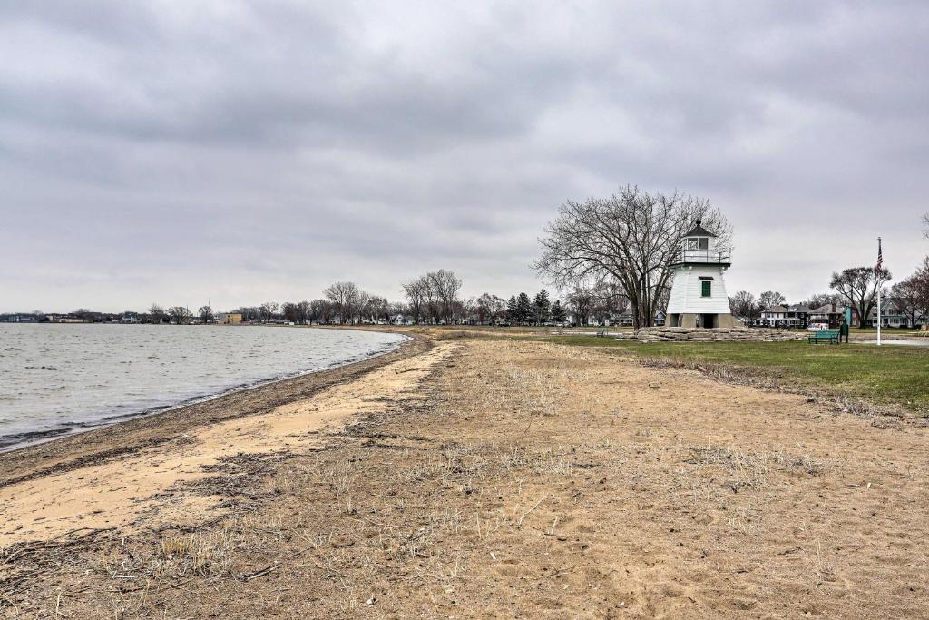 Port Clinton Getaway - Walk to Beach and Restaurants - image 3