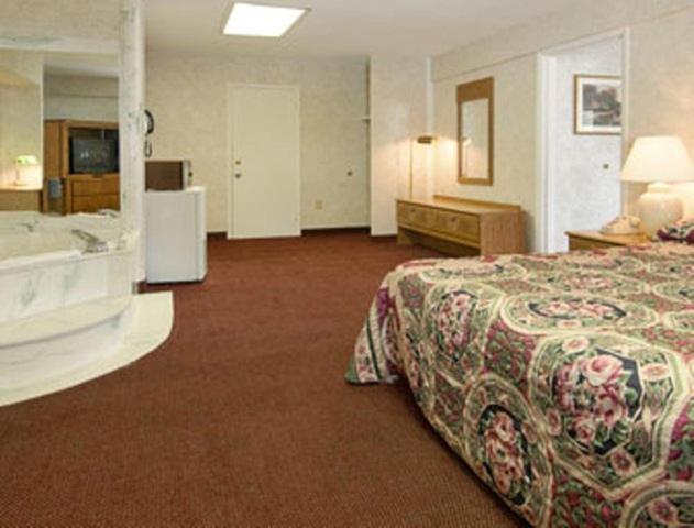 Days Inn by Wyndham Port Huron - image 5