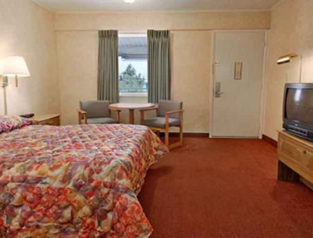 Days Inn by Wyndham Port Huron - image 7