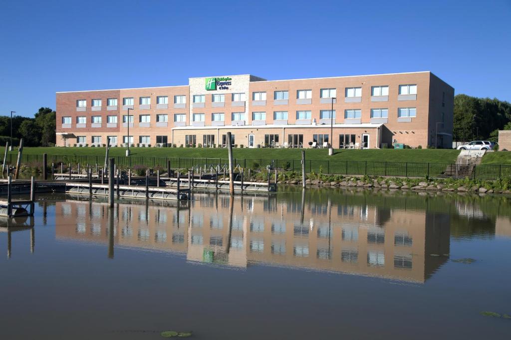 Holiday Inn Express & Suites Port Huron an IHG Hotel - main image